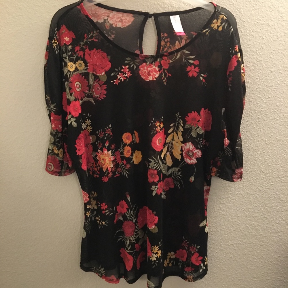 🌷4/$15 No Boundaries Shear Floral Top Size XXXL